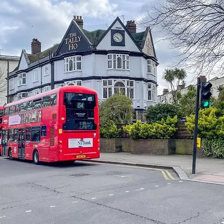 Homely - North London Luxury Apartments Финчли Экстерьер фото